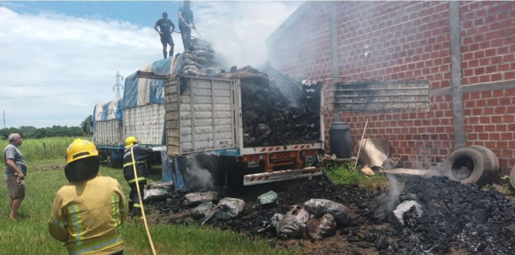 Principio de incendio en un camión cargado con carbón vegetal en Makallé