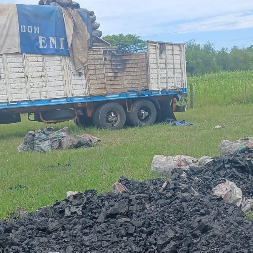 Principio de incendio en un camión cargado con carbón vegetal en Makallé