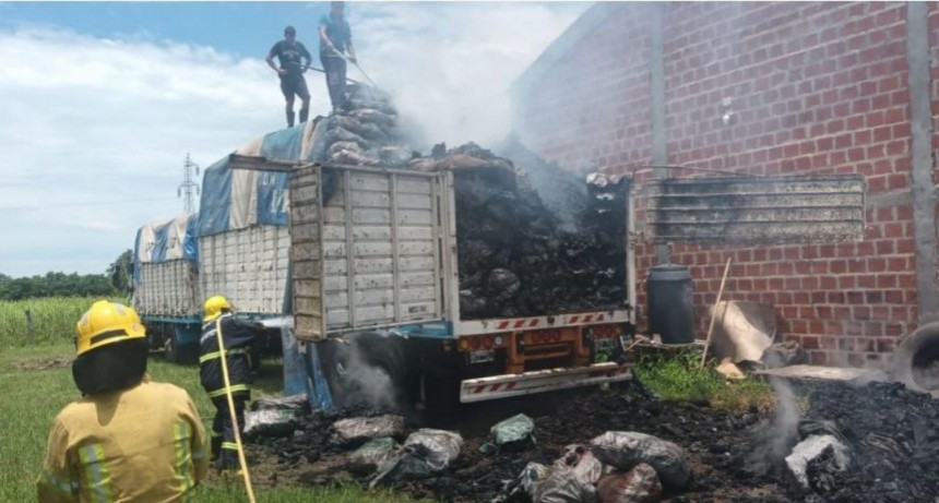 Principio de incendio en un camión cargado con carbón vegetal en Makallé