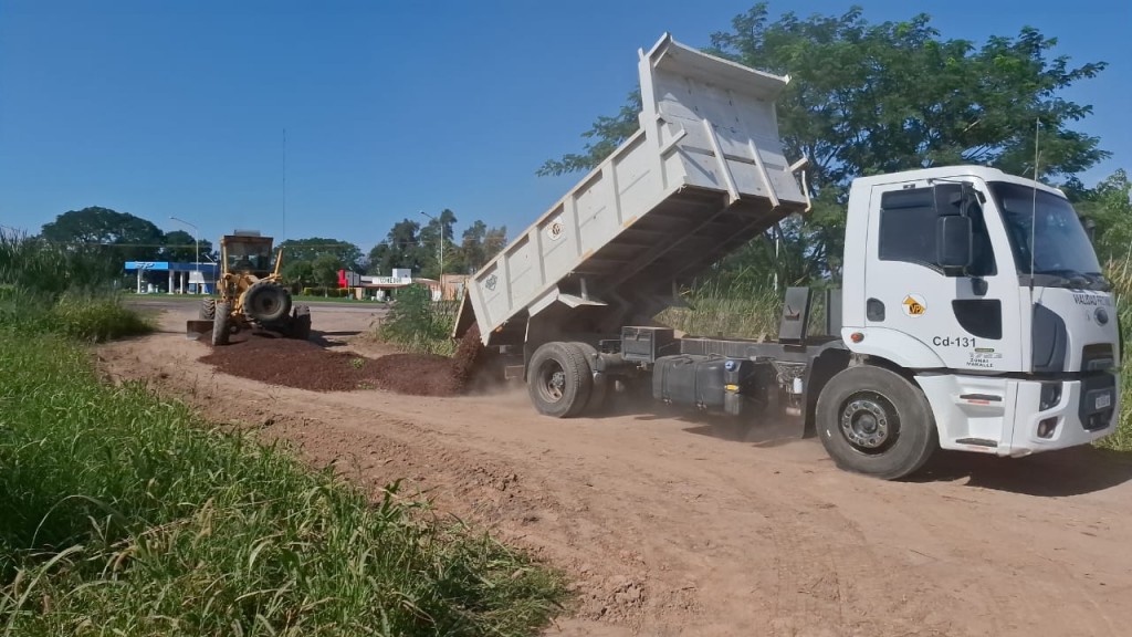 Comenzaron los trabajos de enripiado en caminos vecinales hacia escuelas rurales de Makallé