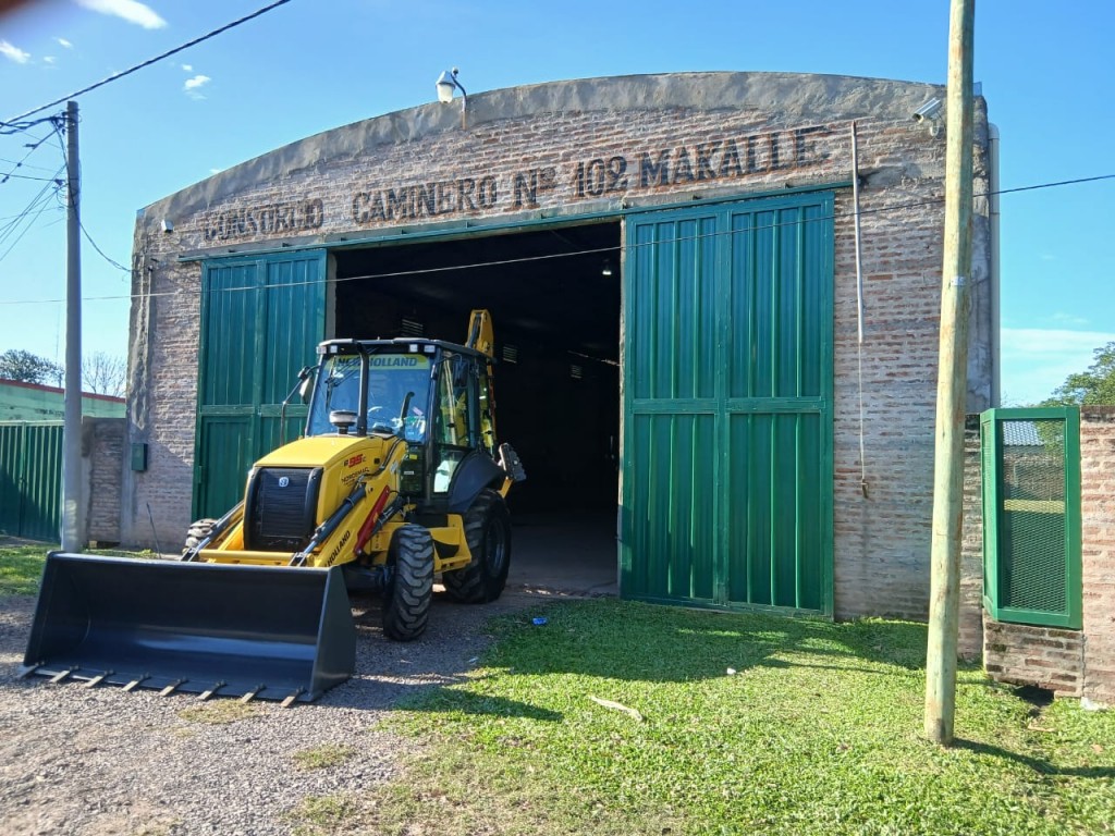El Consorcio Caminero N° 102 de Makallé sumó una nueva máquina a su flota de vehículos